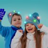 Karácsonyi sapka - színes LED-ekkel, bojttal, elemes - kék