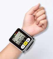 Gyors és pontos csuklós vérnyomásmérő készülék LCD kijelzővel