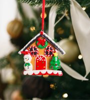 Karácsonyi mágneses dekoráció - 2 az 1-ben - mézeskalács házikó hóemberrel - 85 x 75 mm