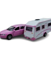 Rózsaszínű Volvo S60, lakóautóval