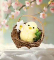 Húsvéti dekoráció - csibe fészekben - 7,5 x 7,5 cm